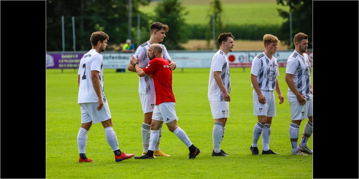 Lengdorf, Deutschland, 07.08.2021:
Fußball, Kreisliga 2021 / 2022, 1. Spieltag, FC Lengdorf gegen FC Finsing, Endergebnis: 0:1
Florian Waxenberger (FC Lengdorf, #2), Lukas Fischer (FC Lengdorf, #17), Trainer Gianfranco Soave (FC Lengdorf)
Foto: Christian Riedel / fotografie-riedel.net