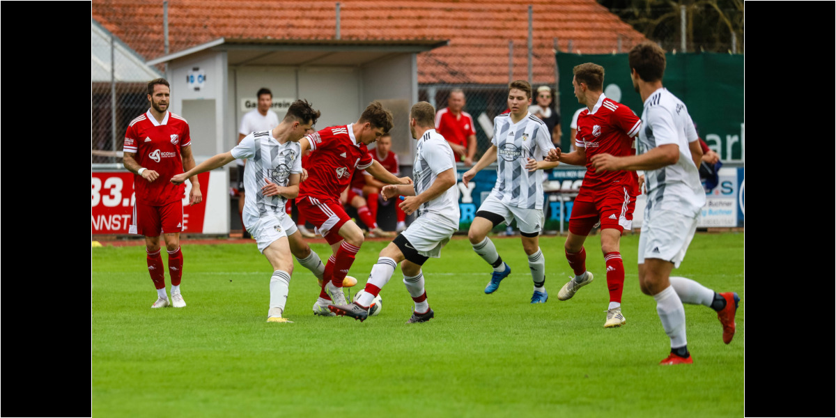 Lengdorf, Deutschland, 07.08.2021:Fußball, Kreisliga 2021 / 2022, 1. Spieltag, FC Lengdorf gegen FC Finsing, Endergebnis: 0:1Markus Rickhoff (FC Finsing, #2), Lukas Fischer (FC Lengdorf, #17), Leonhard Hölzl (FC Finsing, #6), Bernhard Heilmeier (FC Lengdorf, #7), Foto: Christian Riedel / fotografie-riedel.net