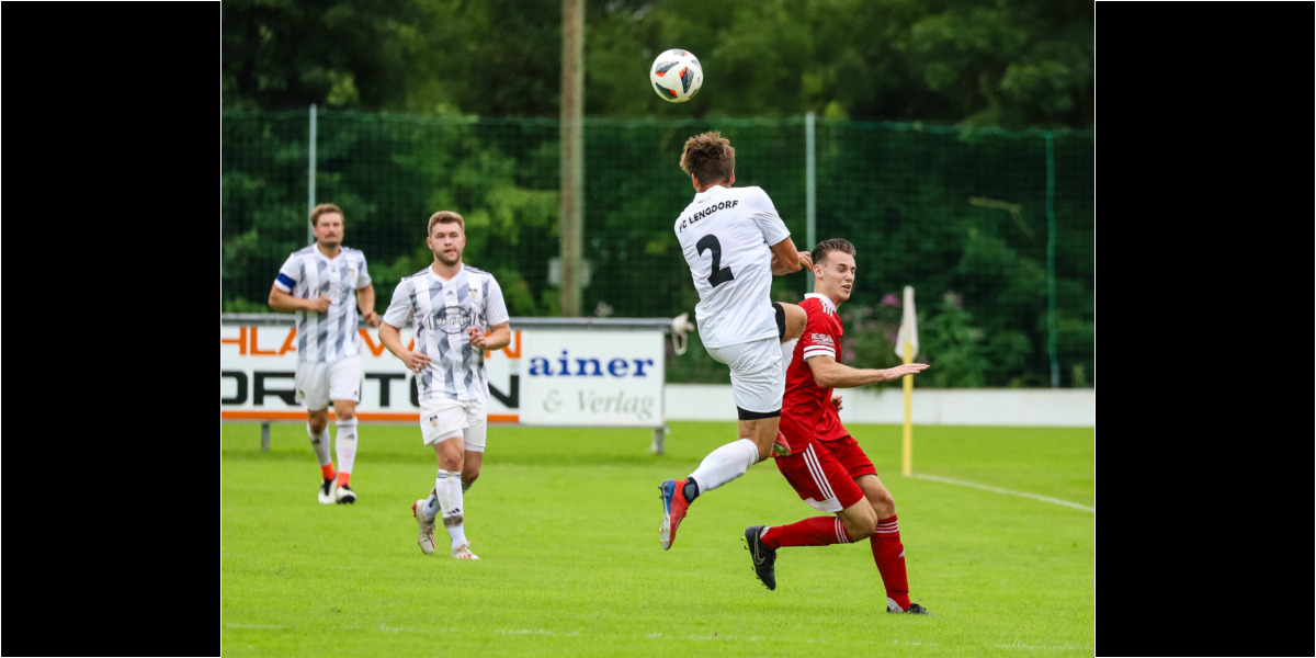 Lengdorf, Deutschland, 07.08.2021:Fußball, Kreisliga 2021 / 2022, 1. Spieltag, FC Lengdorf gegen FC Finsing, Endergebnis: 0:1Florian Waxenberger (FC Lengdorf, #2), Leon Engelhard (FC Finsing, #11)Foto: Christian Riedel / fotografie-riedel.net