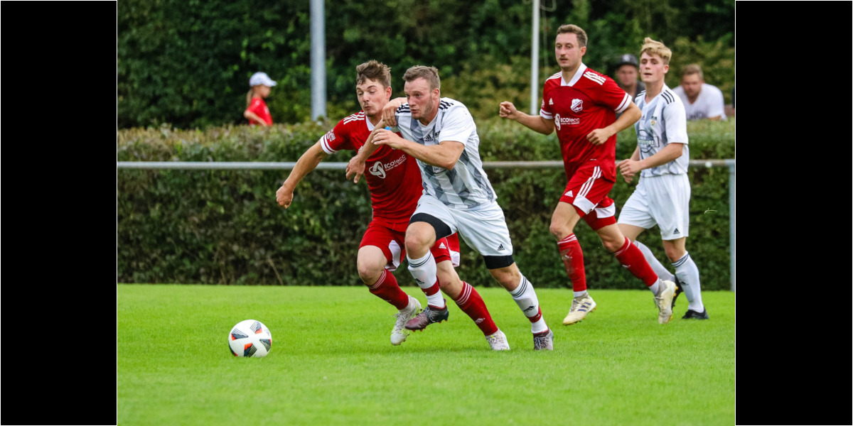 Lengdorf, Deutschland, 07.08.2021:Fußball, Kreisliga 2021 / 2022, 1. Spieltag, FC Lengdorf gegen FC Finsing, Endergebnis: 0:1Leonhard Hölzl (FC Finsing, #6), Bernhard Heilmeier (FC Lengdorf, #7)Foto: Christian Riedel / fotografie-riedel.net