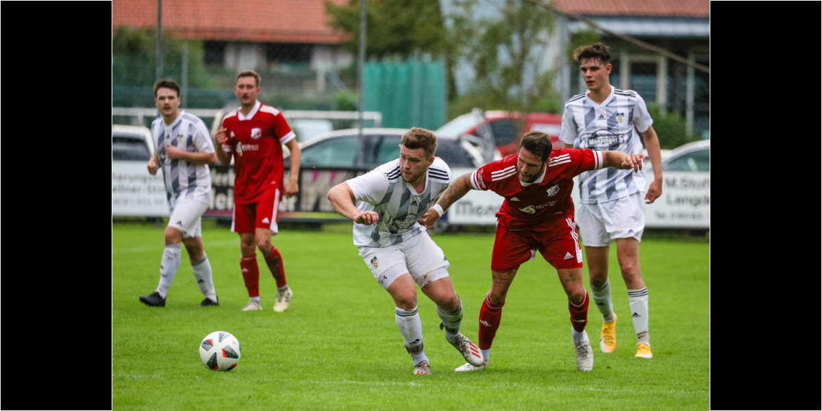 Lengdorf, Deutschland, 07.08.2021:Fußball, Kreisliga 2021 / 2022, 1. Spieltag, FC Lengdorf gegen FC Finsing, Endergebnis: 0:1Florian Spielberger (FC Lengdorf, #10), Markus Rickhoff (FC Finsing, #2), Lukas Fischer (FC Lengdorf, #17)Foto: Christian Riedel / fotografie-riedel.net