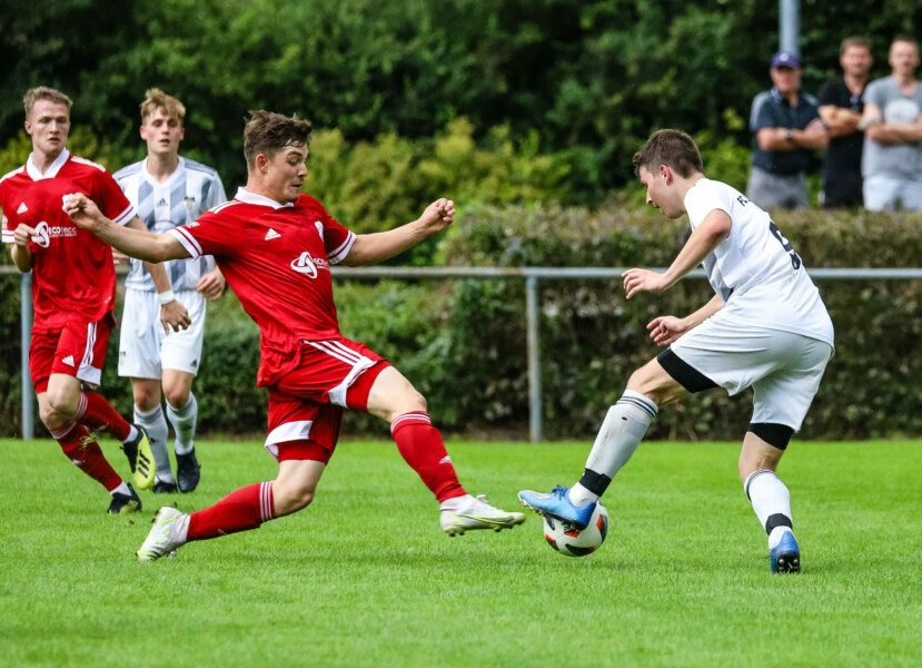 Lengdorf, Deutschland, 07.08.2021:Fußball, Kreisliga 2021 / 2022, 1. Spieltag, FC Lengdorf gegen FC Finsing, Endergebnis: 0:1Leonhard Hölzl (FC Finsing, #6), Michael Ortner (FC Lengdorf, #9)Foto: Christian Riedel / fotografie-riedel.net