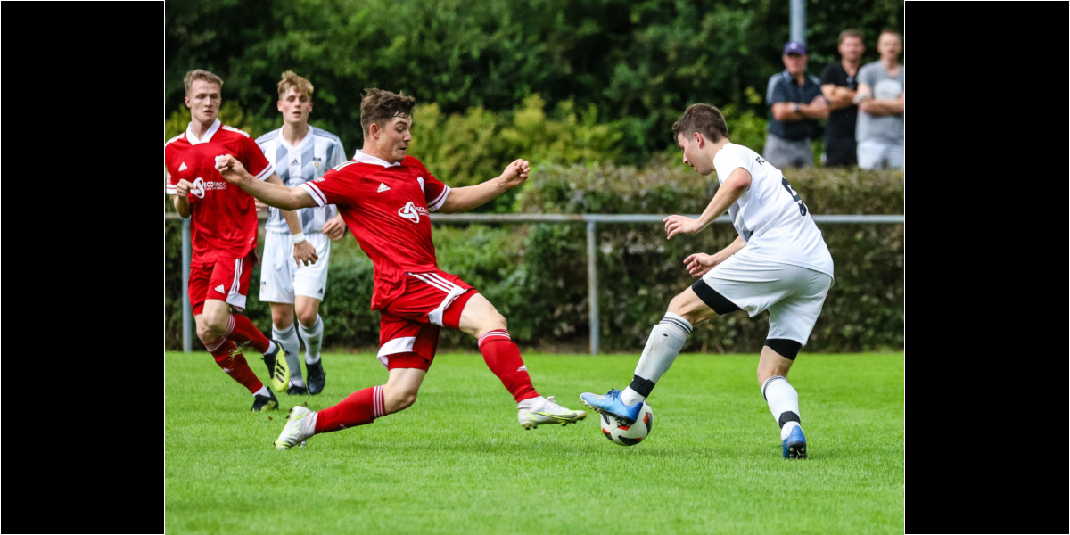 Lengdorf, Deutschland, 07.08.2021:Fußball, Kreisliga 2021 / 2022, 1. Spieltag, FC Lengdorf gegen FC Finsing, Endergebnis: 0:1Leonhard Hölzl (FC Finsing, #6), Michael Ortner (FC Lengdorf, #9)Foto: Christian Riedel / fotografie-riedel.net