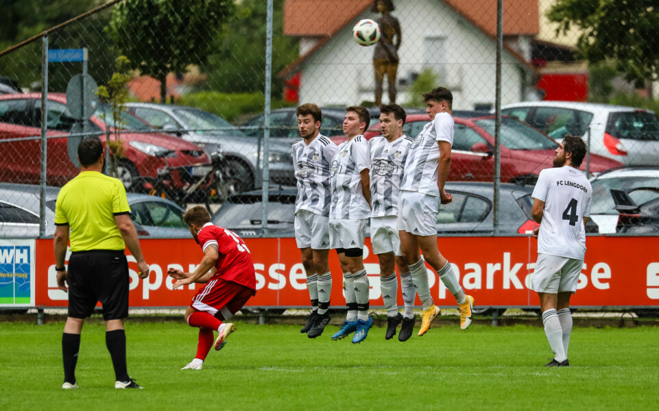 Lengdorf, Deutschland, 07.08.2021:Fußball, Kreisliga 2021 / 2022, 1. Spieltag, FC Lengdorf gegen FC Finsing, Endergebnis: 0:1Schiedsrichter Jochen Jürgens, Christian Hennel (FC Finsing, #13)Foto: Christian Riedel / fotografie-riedel.net