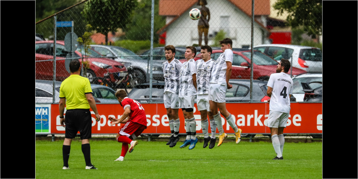 Lengdorf, Deutschland, 07.08.2021:Fußball, Kreisliga 2021 / 2022, 1. Spieltag, FC Lengdorf gegen FC Finsing, Endergebnis: 0:1Schiedsrichter Jochen Jürgens, Christian Hennel (FC Finsing, #13)Foto: Christian Riedel / fotografie-riedel.net